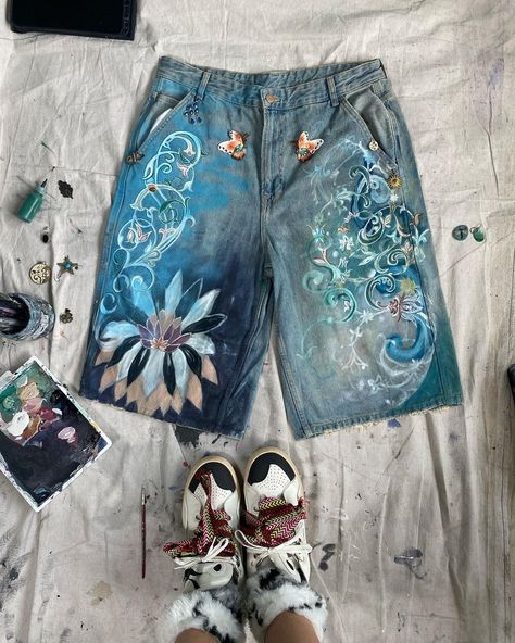 DELIRIA (@deliriaisdead) • Instagram photos and videos Diy Pants Paint, Painted Shorts, Diy Pants, Diy Shorts, Outfit Inspo Casual, Painted Jeans, Islamic Art, Persian Rug, Mens Shorts