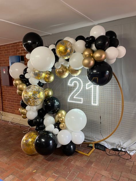 Birthday Party Balloon Garland, Festa All Black, 21st Birthday Party Decor, 21st Birthday Party Themes, Gold Theme Birthday, Party Balloon Garland, 21st Birthday Themes, 21st Decorations, 21st Birthday Balloons