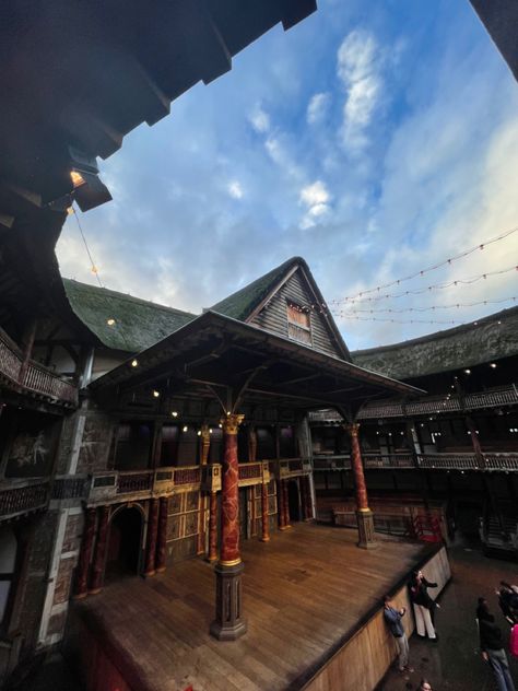 Shakespeare Theatre Aesthetic, Shakespeares Globe, Shakespeare Globe, Shakespeare Aesthetic, Slideshow Pictures, Stage Theatre, Globe Theatre, Theatre Pictures, Shakespeare Theatre