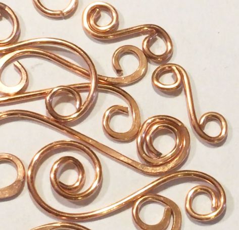 Wire Working Basics:  How to create beautiful shapes from wire.   Nancy LT Hamilton  Learn to make scrolls, double scrolls, swirls (coils), the question mark scroll, U-shaped scrolls and a lot more, in this video.  Learn to make perfect circles every time as well as how to create matching sets, straightening wire techniques, finishing and designing.  Use these shapes in wire wrapping or use them by themselves to create beautiful jewelry, build chains or solder one or two to a piece of jewelry. Weaving Videos, Wire Techniques, Wire Shapes, Diy Bling, Copper Wire Art, Wire Tutorials, Beautiful Shapes, Wire Wrapped Jewelry Diy, Metalwork Jewelry