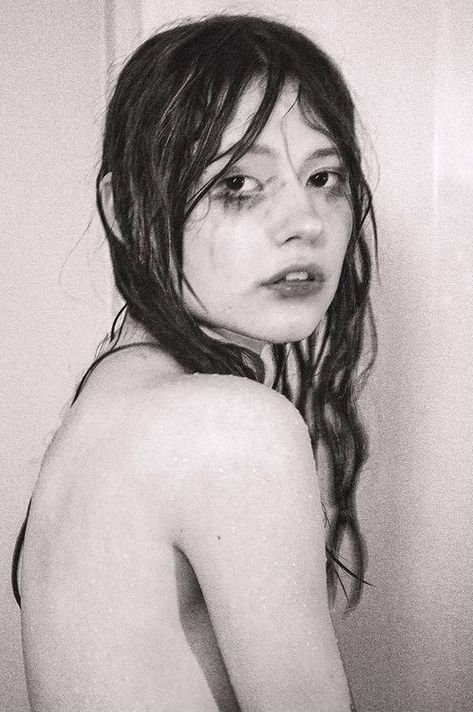 Mia Goth, Face Drawing Reference, Human Reference, Photographie Inspo, Human Poses Reference, Arte Inspo, Poses References, Human Poses, Pose Reference Photo