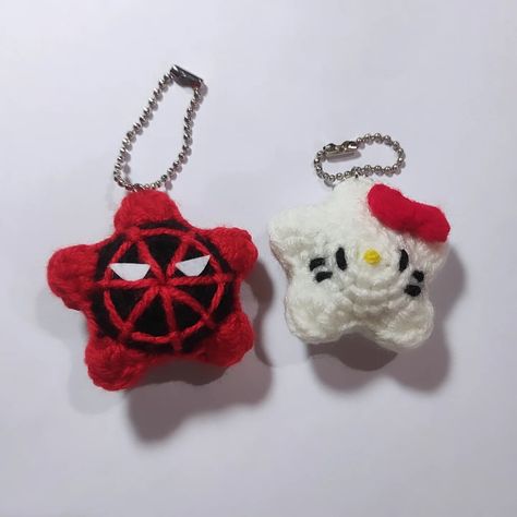 Spiderman and hello kitty couple star keychains DM for order/enquiry 💌 . . . . . Tags🏷️: #crochet #keychain #crochetkeychain #hellokitty #spiderman #spidermankeychain #hellokittykeychain #couplekeychain #spidermanandhellokitty #sanrio Couple Crochet, Crochet Couple, Crochet Spiderman Keychain, Hello Kitty Crochet Keychain, Spider Man Crochet Keychain, Kuromi Crochet Keychain, Spiderman Keychain, Crochet Marvel Keychain, Couple Keychain Crochet Ideas