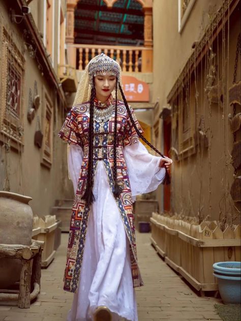 Uyghur Traditional Dress, Amazing Portraits, Historical Dress, Folk Clothing, Gesture Drawing, Cute Love Cartoons, Armors, Historical Dresses, Traditional Dress