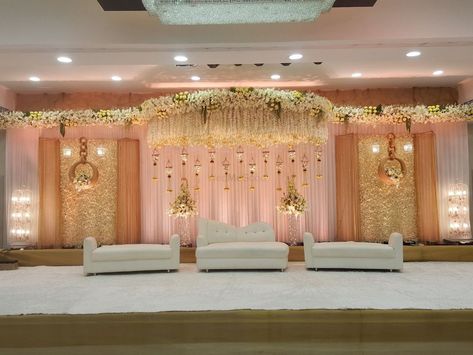 Simple Backdrops For Wedding, Marriage Hall Decoration Indian Simple, Indian Reception Stage Decoration Backdrops, Shadi Decor, Marriage Hall Decoration, Decoration Marriage, Engagement Stage, Indian Wedding Stage, Indian Wedding Decorations Receptions