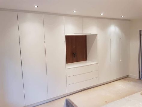 Full Wall Cabinets Bedroom, Full Wall Wardrobe With Tv, Full Wall Wardrobe Design, Full Wall Wardrobe, Full Wall Closet, Tv Closet, Floor To Ceiling Wardrobes, Wall Wardrobe, Wall Wardrobe Design