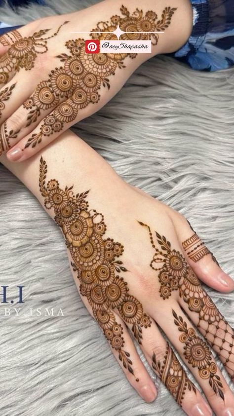 Celebrate the majesty of summer with a peacock-themed design, featuring elegant feathers and eye-catching details. #PeacockHenna #ElegantMehndi #SummerElegance #HennaDetails Aesthetic Mehendi, Basic Henna, Mehndi Inspiration, Cute Peacock, Peacock Feather Design, Mahendi Designs, Henna Inspo, Pretty Henna, Henna Inspired Tattoos