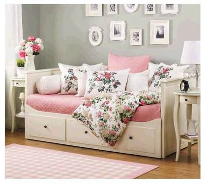 I would like my IKEA day bed to look like this (instead of the mess that it is). Ikea Hemnes Daybed, Hemnes Daybed, Ikea Hemnes Bed, Hemnes Day Bed, Daybed Ideas, Ikea Daybed, Hemnes Bed, Spare Bedrooms, Daybed Room