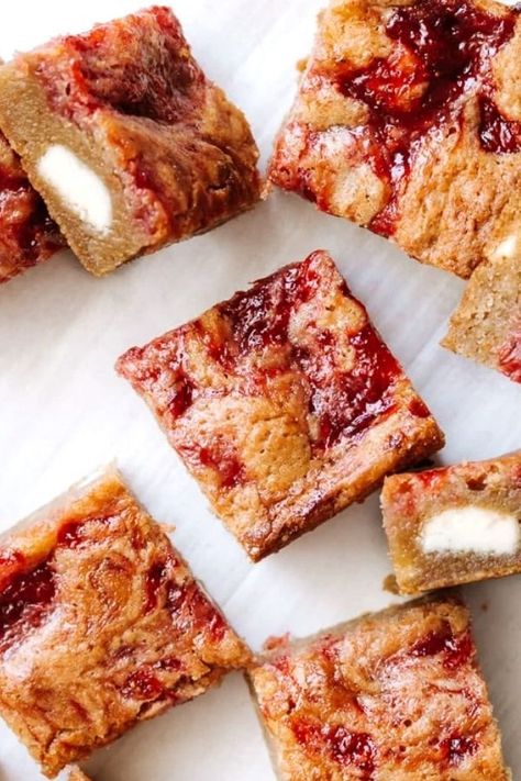 White Chocolate Blondies Recipe, Chocolate Blondies Recipe, Strawberry White Chocolate, Chocolate Blondies, White Chocolate Blondies, Homemade Strawberry Jam, Blondies Recipe, Strawberry Cookies, Chow Mein