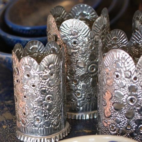 Handcraft Ideas, Lon Bia, Metal Tooling, Mexican Christmas Decorations, Metal Embossing Art, Soda Can Art, Soda Can Crafts, Aluminum Foil Art, Tin Can Art