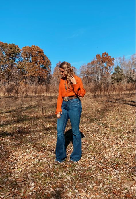 Cowgirl Boots With Straight Leg Jeans, Casual Jeans Outfit Fall, White Flair Jeans Outfit, Flair Jeans Outfit, Casual Western Outfits, Western Cowgirl Outfits, Punchy Outfits, Cowgirl Photoshoot, Office Clothing