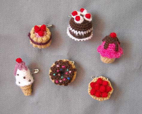 Tiny crocheted brooches by Biribís Crocheted Brooches, Crochet Brooches, Scrap Crochet, Amigurumi Food, Crochet Cake, Crochet Rings, Crochet Brooch, Crochet Earrings Pattern, Crochet Gratis