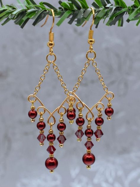 Burgundy Swarovski crystal chandelier earrings that add the perfect finishing touch to your outfit for any special occasion. They come on golden, nickel free ear wires with rubber rubber backs to keep them securely on your ears. They would make a great addition to your own collection, or a beautiful gift for a loved one! Crystal Earrings Diy, Simple Bead Earrings, Chandelier Earrings Diy, Diy Christmas Earrings, Christmas Jewelry Diy, Swarovski Crystal Chandelier, Wire Jewelry Earrings, Wire Jewelry Rings, Beaded Jewelry Earrings