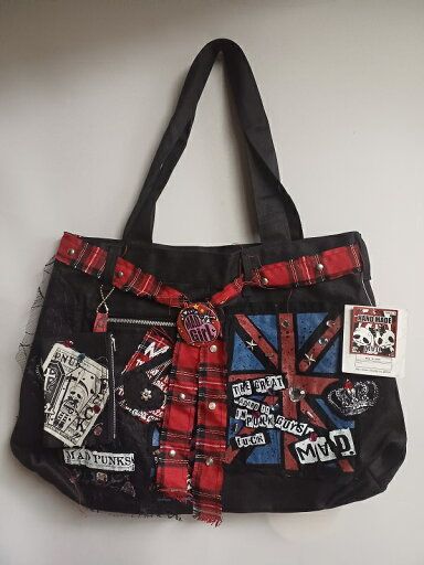 Punk Sewing Patterns, Punk Bag Diy, Punk Upcycle, Grunge Gifts Ideas, Bag Decorating Ideas, Punk Purse, Reworked Bag, Punk Bag, Punk Fashion Diy