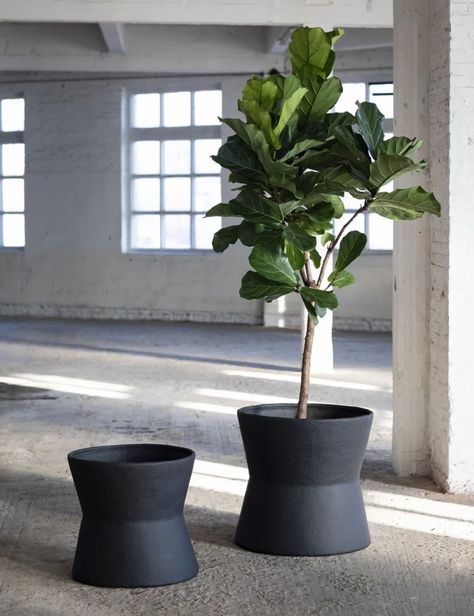 Cache-pot : notre sélection - Marie Claire Salon Art Deco, Black Planters, Support Plante, Glass Coating, Denpasar, Cache Pot, Decorative Pots, Garden Shop, Plastic Pots