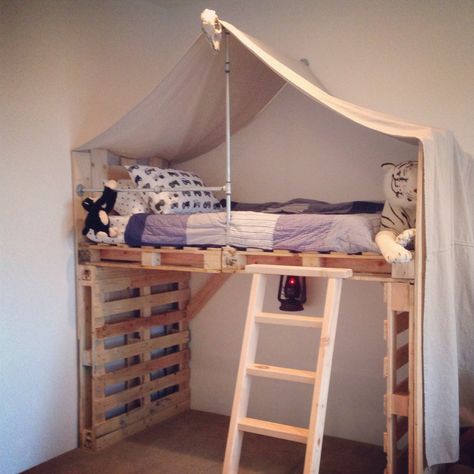 -Idee Stoff als "Himmelbett" drüberhängen - wie "Bude" bei Müllers in Cottbus :) -Hochbett aus Paletten Pallet Toddler Bed, Pallet Loft Bed, Pallet Kids, Diy Loft Bed, Diy Pallet Bed, Pallet Beds, Kids Loft Beds, Pallet Bed, Dorm Room Designs