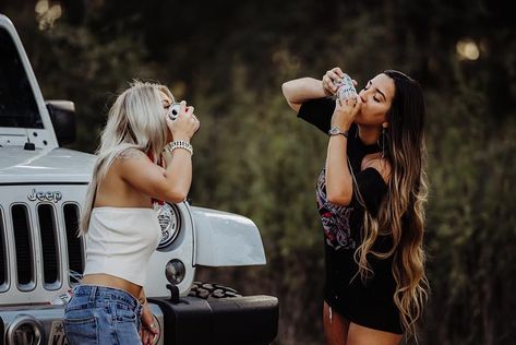 Best Friend Pictures Drinking, Beer Best Friend Photoshoot, Country Theme Photoshoot, Best Friend Bouidor Photography, Cute Photo Ideas By Yourself, Adult Best Friend Photoshoot, Drinking Photoshoot, Friend Picnic, Beer Photoshoot