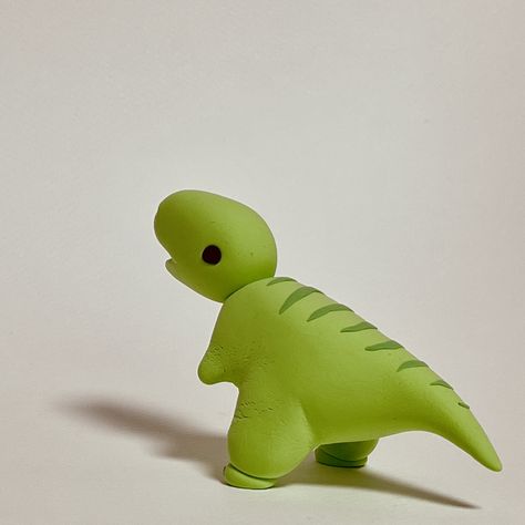 This is made by soft polymer clay. You can check the tutorial on my youtube channel. Click the image link. Dino Clay Sculpture, Cute Clay Dinosaur, Easy Clay Dinosaur, Clay Velociraptor, Clay Dino, Polymer Clay Dinosaur, Clay Reference, Playdoh Ideas, Clay Dinosaur