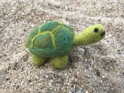 Felted Turtle, Felt Turtle, Needle Felting Diy, Art Items, Felt Diy, Felt Art, Needle Felted, Felt Crafts, Natural Wool