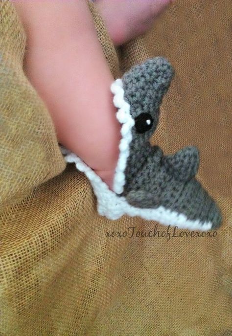 Shark Slippers for baby and toddler Jaws by xoxoTouchOfLovexoxo, $26.00 Cat Bag Pattern, Crochet Dolphin, Baby Boy Slippers, Kat Haken, Crochet Shark, Shark Slippers, Crochet Brooch, Bag Pattern Free, Crochet Baby Boy