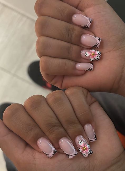 Flower Nail Acrylic, Short Overlay Nail Designs, Floral Short Nails, Overlay Nail Designs, Fall Nail Inspo Square, Square Flower Nails, Short Square Nails Fall, 50s Nails, Floral Nails Designs