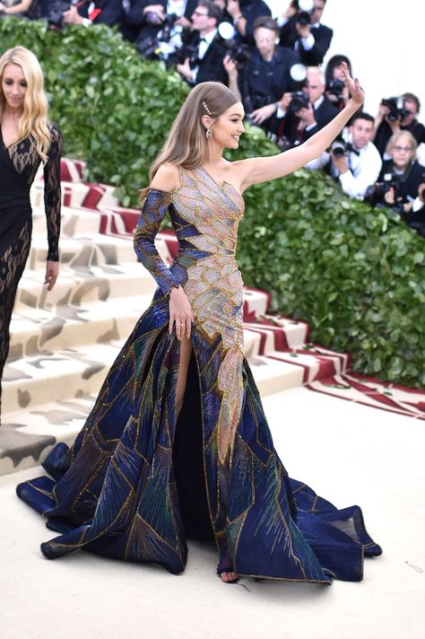 Gigi Hadid News on Twitter: "Gigi Hadid x #MetGala (2015, 2016, 2017, 2018)… " Met Gala Outfits, Gigi Hadid Outfits, Gala Outfit, Looks Black, Dressy Dresses, Fantasy Dress, Gala Dresses, Couture Gowns, Pixie Cuts