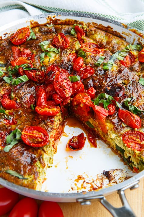 Caprese Frittata Caprese Frittata, Frittata Breakfast, Tomato Frittata, Sopapilla Cheesecake, Closet Cooking, Tomatoes Mozzarella, Frittata Recipe, Vegan Grilling, Breakfast Goodies