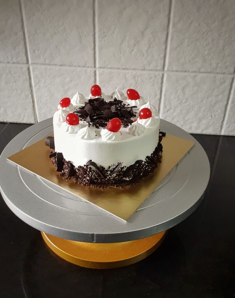 Pretty Birthday Cakes Chocolate, Black Forest Cake Decoration, Professional Cake Decorating, Chocolate Cake Designs, Cold Coffee Recipes, Cake Pop Decorating, Fruit Cake Christmas, Cake Decorating For Beginners, Minnie Cake