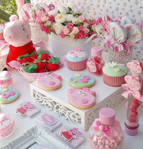 Peppa Pig Tea Party Birthday, Pepper Pig Party Ideas, Peppa Pig Fruit, Pig Birthday Theme, Peppa Pig Birthday Party Ideas, Pig Birthday Party Ideas, Peppa Pig Party Decorations, Peppa Birthday, Birthday Hacks