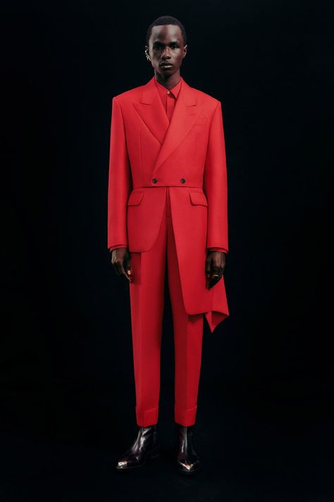 Alexander McQueen Fall 2022 Menswear Collection | Vogue Suit Overcoat, Alexander Mcqueen Menswear, Men Mode, High Fashion Men, Alexander Mcqueen Men, Fall 2022, Menswear Collection, Fashion Show Collection, Tailored Jacket