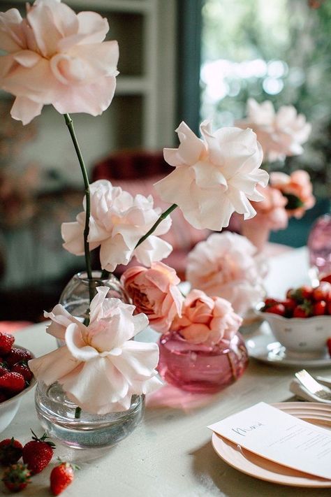 Reflexed Roses Wedding, Frog Arrangement, Reflexed Roses, Pink Table Decorations, Pink Rose Wedding Bouquet, Monochromatic Pink, Pink Roses Wedding, Table Setting Ideas, Red Valentine