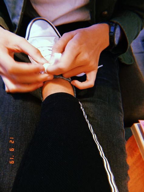 #tieshoe#cutecouple#couple#aesthetic Tying Shoelaces Aesthetic, Tying Shoe Laces Aesthetic Couple, Shoes Couple Aesthetic, Secret Relationship, Couple Shoes, Tie Shoelaces, Driving Pictures, Like U, April 2024