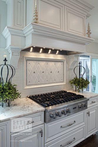 Stove Hood, Antique White Kitchen, Hood Design, Kitchen Backsplash Designs, Tuscan Kitchen, Backsplash Designs, Kitchen Hoods, Kitchen Range, Classic Kitchen