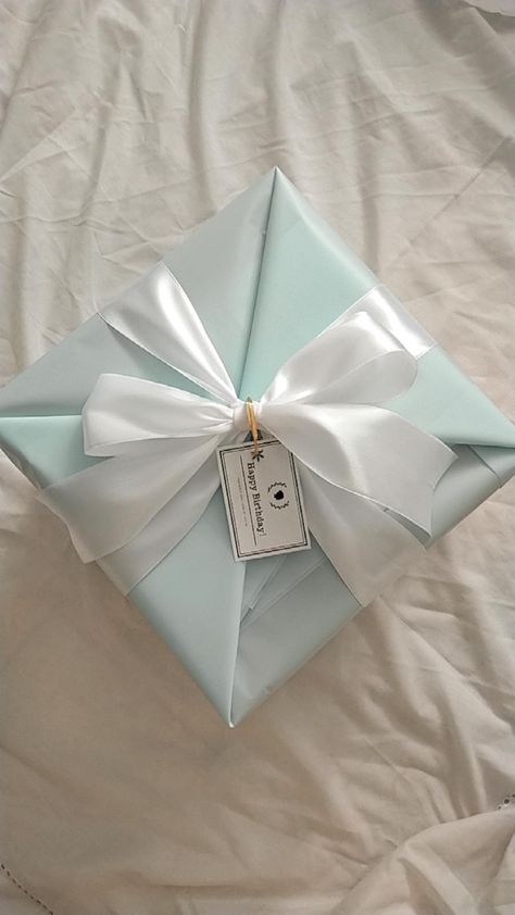 Aesthetic Gift Packaging Ideas, Secret Santa Packaging Ideas, Small Craft Gifts, Pretty Gift Wrapping Ideas Birthday, Gift Boxes Aesthetic, Cute Christmas Present Ideas, Sentimental Birthday Gifts, Cute Aesthetic Gifts, Creative Ways To Wrap Gifts