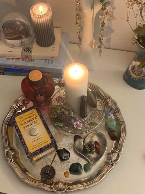 Gifts For Spiritual Women, Altar Arrangement Witchcraft, Psychic Aesthetic, Witchy Room Aesthetic, Tarot Altar, Books Flowers, Personal Altar, Crystals Healing, Season Of The Witch