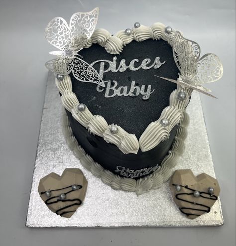 Black And Gold Heart Shaped Cake, Black And Silver Heart Cake, Silver And Pink Birthday Cake, Black Heart Birthday Cake, Birthday Cake Black And Silver, Black Heart Cake With Glitter, Black And Silver Decorations Party, Black Heart Shaped Cake, Cake Black And White