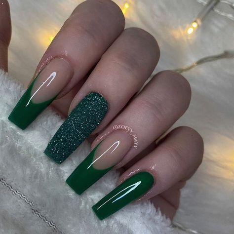 Dark Green Nails With Glitter, Dark Green Glitter Nails, Forest Green Nail Ideas, Dark Green Acrylic Nails, Nails Green Christmas, Christmas Green Nails, Hunter Green Nails, Green Sparkly Nails, Green Coffin Nails