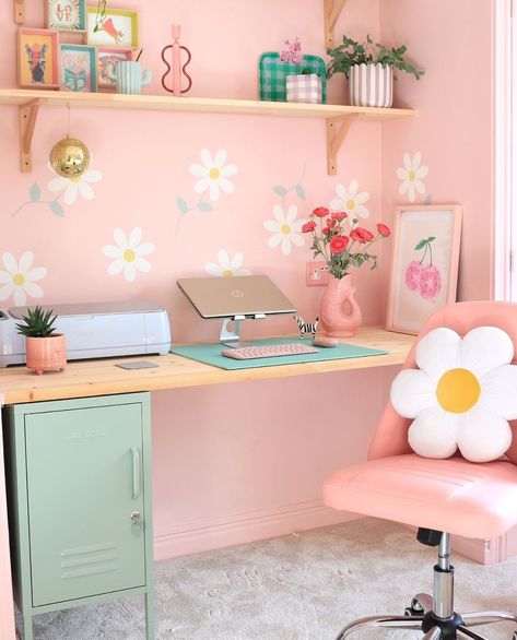 Colourful Pastel Bedroom, Pastel Home Aesthetic, Danish Pastel Office, Desk Girls Room, Girls Bedroom Desk, Pink Craft Room, Eclectic Desk, Maximalist Office, Girls Desk