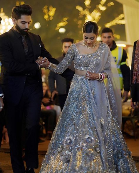 Parmish Verma Wedding, Saree For Engagement Brides, Indian Wedding Reception Gowns, Roka Outfits, Reception Poses, Engagement Couple Dress, Wedding Reception Pictures, Partywear Gowns, Indian Wedding Reception Outfits