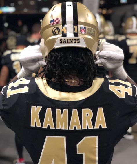 Football Swag, Army Football, College Football Helmets, Alvin Kamara, Nfl Saints, Nfl Football Pictures, Nfl Football Art, Girls Football, New Orleans Saints Football