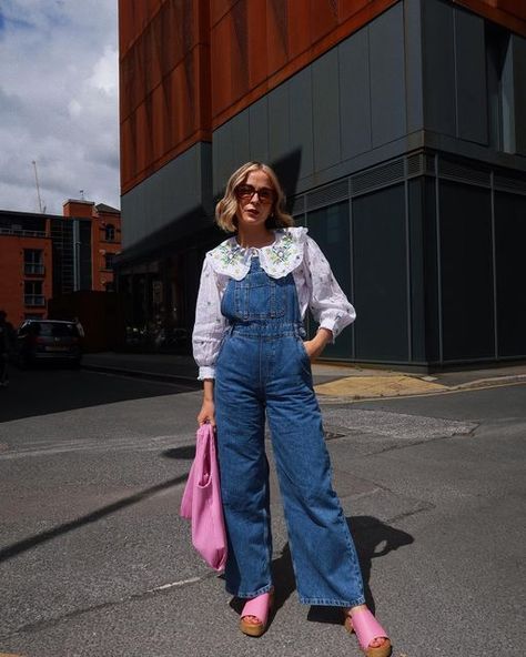 Salopette Outfit, Paris Clothes, Scandi Vibes, Outfits Layout, Colourful Fashion, Vintage Wash Jeans, Looks Jeans, Overall Outfit, Downtown Outfits