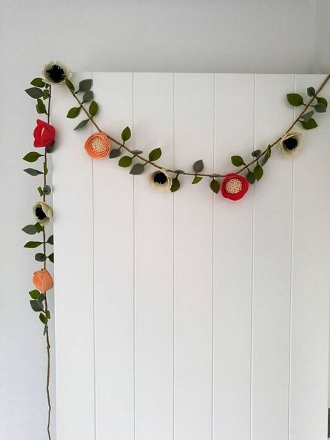 Felt Garlands Diy, Diy Flower Garland, Felt Garland Nursery, Crochet Flower Garland, Flower Bunting, Garland Crochet, Felt Flower Garland, Diy Sy, Crochet Bunting