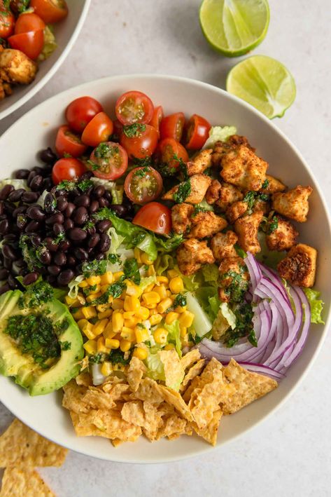 This vegan and gluten-free Santa Fe salad recipe is both nutritious and delicious! Packed with fresh veggies, black beans and a zesty lime dressing, this salad is always a good choice. Give it a try today! #saladrecipes #healthyrecipes #dinnerideas #bestsaladrecipes #vegansaladrecipe Nutritious And Delicious Meals, Sante Fe Salad Recipe, Santa Fe Recipes, Nutritious Vegan Meals, Santa Fe Salad Recipe, Salad Recipes Mexican, Productive Era, Santa Fe Salad, Taco Salad Recipe Healthy