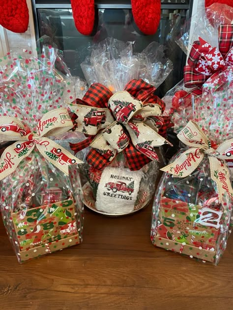 Christmas Candy Gift Baskets, Chili Gift Basket Ideas, Sauce Gift Basket Ideas, Easy Bow Tutorial, Xmas Gift Baskets, Diy Christmas Door Decorations, Theme Baskets, Diy Christmas Gifts For Friends, Tree Basket