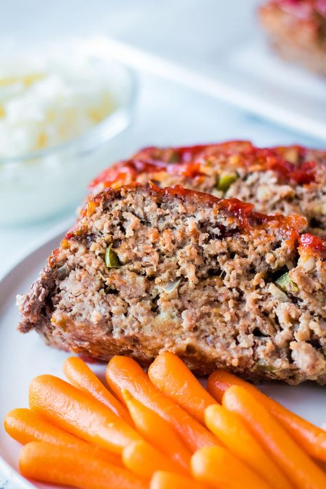 Southern Meatloaf, Cracker Barrel Meatloaf Recipe, Cracker Barrel Meatloaf, Leftover Meatloaf, Homemade Meatloaf, Meatloaf Ingredients, Ground Beef Recipes Easy, Meatloaf Recipe, Grandmas Recipes