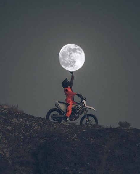 @ethenroberts #motoworld #_motoworld #moto #мото #мотоцикл #motorcycle #motolady #motocycle #motorcyclist #motorrad #motorsiklet #nakedbike #nakedbikenation #moon Hypermotard Ducati, Motocross Love, Cool Dirt Bikes, Image Moto, Мотоциклы Cafe Racers, Motorcross Bike, Motorcycle Photography, Bike Photoshoot, Bike Photography