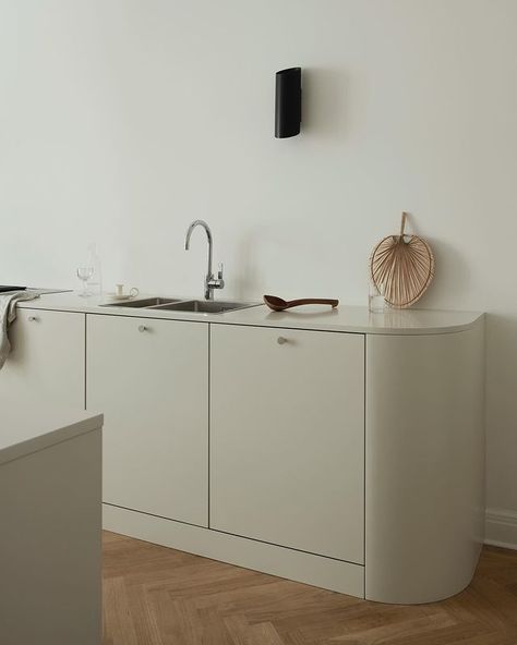 Floating Wall Unit, Curved Kitchen, Swedish Kitchen, Minimal Kitchen, Kitchen Manufacturers, Real Kitchen, Soft Flooring, Wall Mounted Cabinet, Eero Saarinen