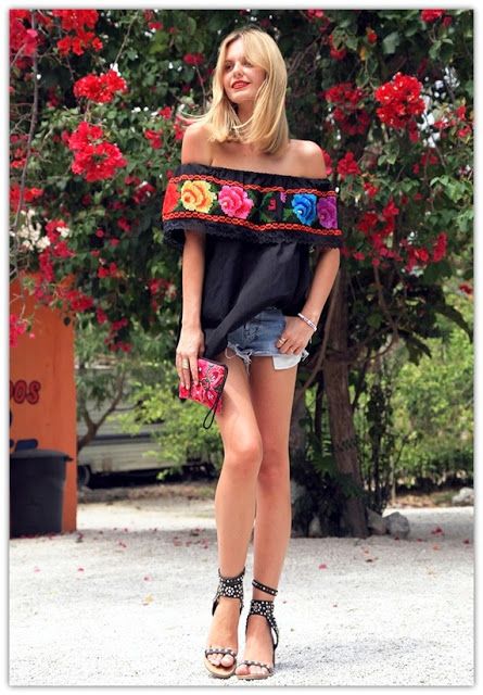 Art Symphony: Off the Shoulder Tops & Dresses Outfit Mexicano, Moda Hippie, Outfit Short, Mexican Fashion, Cold Shoulder Styles, Mexican Dresses, Estilo Boho, Cancun, Palm Springs