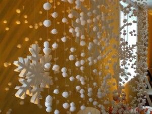 Snowfall window decoration.  They used cotton balls on fishing line, but I would use white pompoms for a more polished look. Winter Wonderland Decorations, Frugal Christmas, Fun Christmas Decorations, Navidad Diy, Office Christmas, Homemade Christmas, Christmas Cheer, White Christmas, All Things Christmas