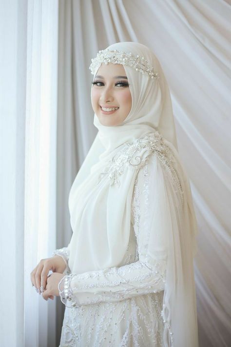 Aesthetic Wedding Venues, Long Veils Bridal, Wedding Hijab Styles, Bridal Hijab Styles, Muslim Wedding Gown, Nikah Outfit, Wedding Dress Suit, Muslimah Wedding Dress, Muslimah Wedding