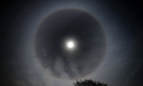 Cirrostratus Clouds, Moon Halo, Ring Around The Moon, Ice Ring, Lunar Moon, Art Assignments, Night Pictures, Ice Crystals, Light Ring